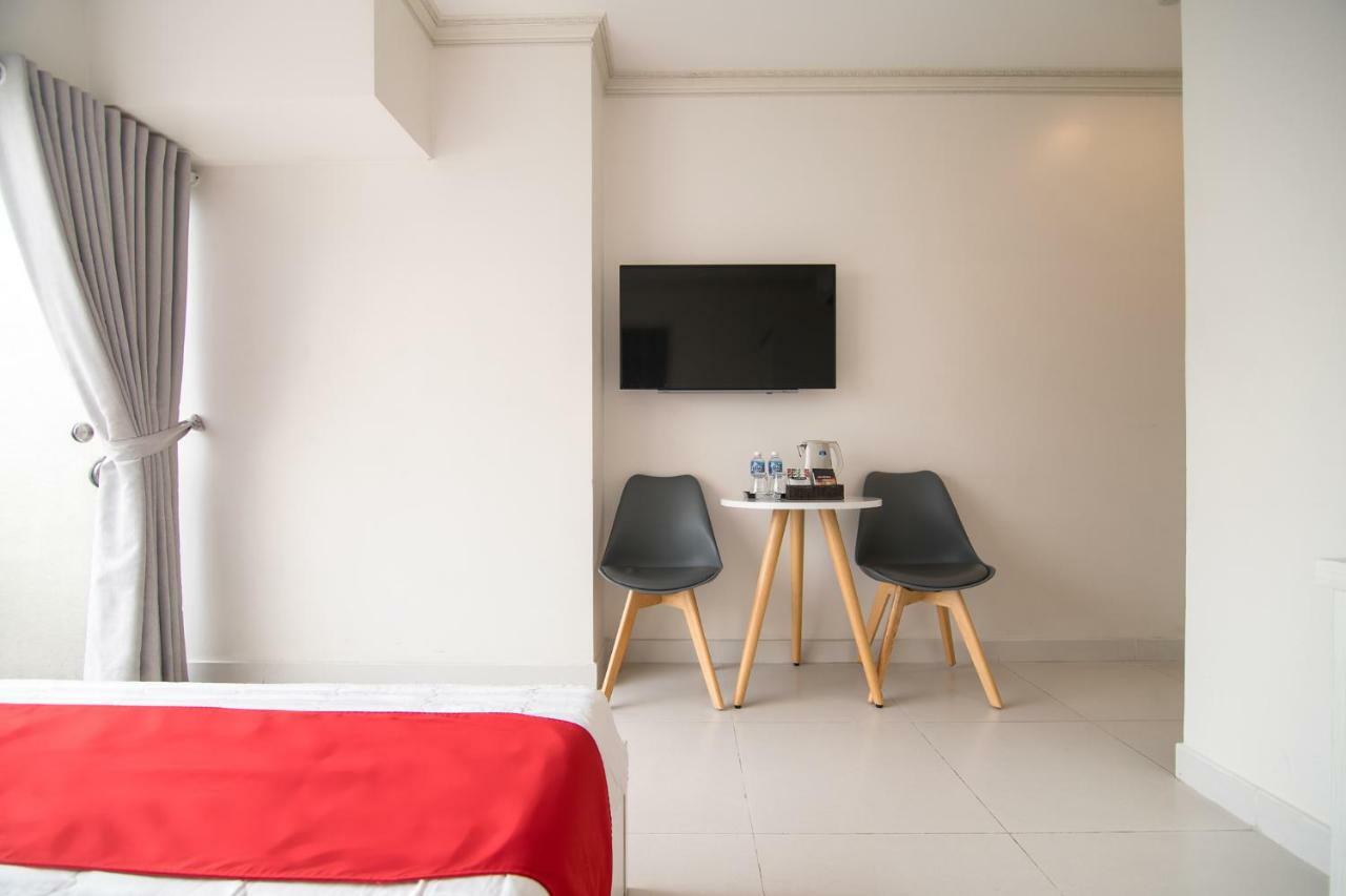 Bin Bin Hotel 4 - Near Sunrise City D7 호치민 외부 사진