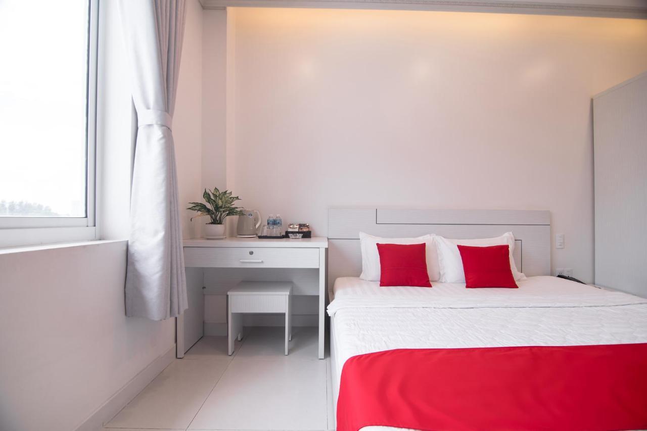 Bin Bin Hotel 4 - Near Sunrise City D7 호치민 외부 사진